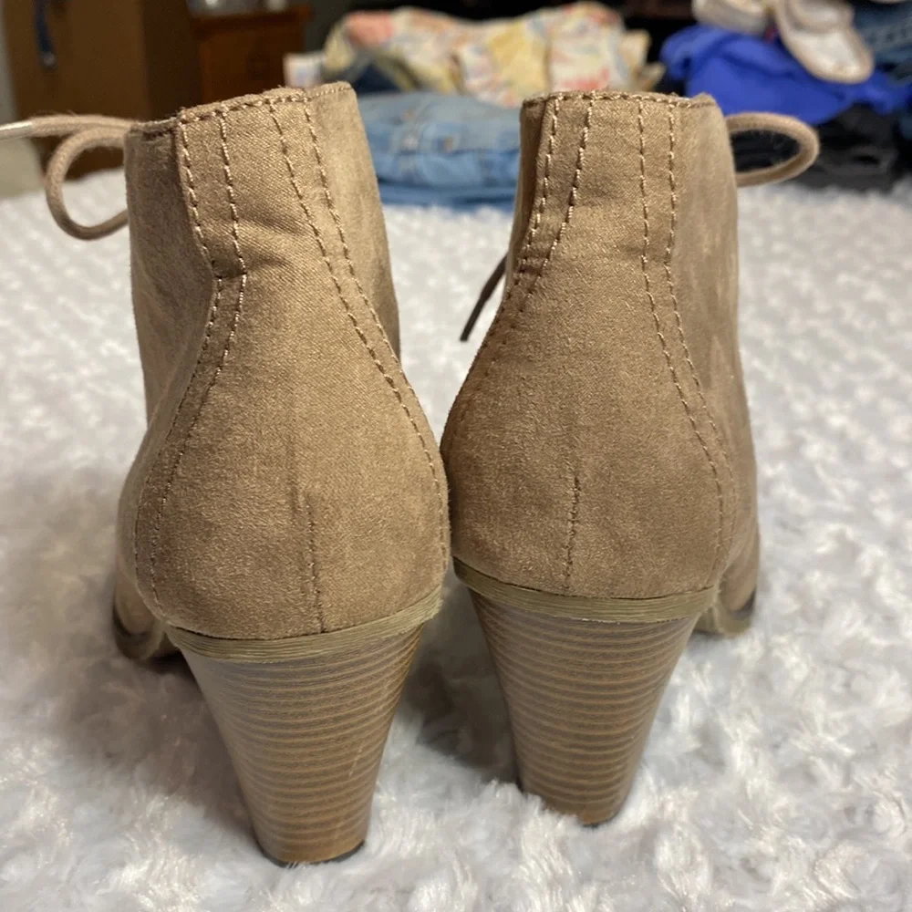 Dolce by Mox Moxy ankle booties tie size 8 “Dusty” faux suede neutral